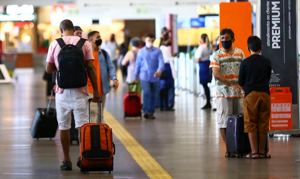 Uso de máscaras continua obrigatório em aeroportos e aeronaves