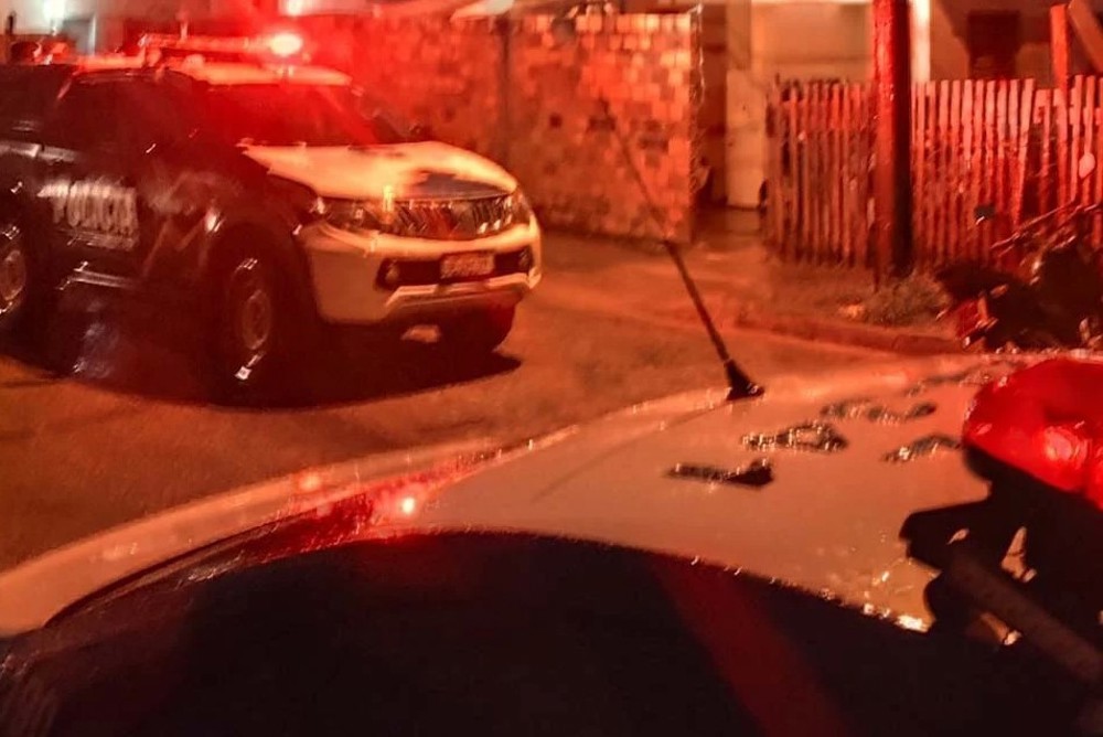 Homem é morto a tiros enquanto dormia em residencial