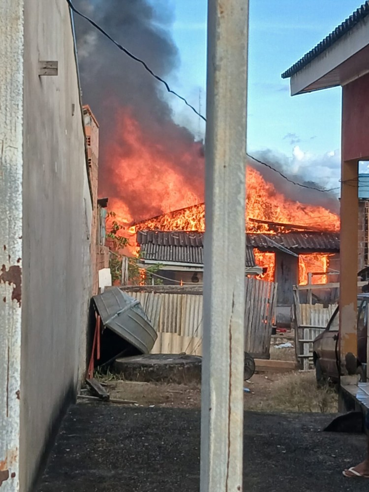 Incêndio destrói residência de madeira no Setor 04