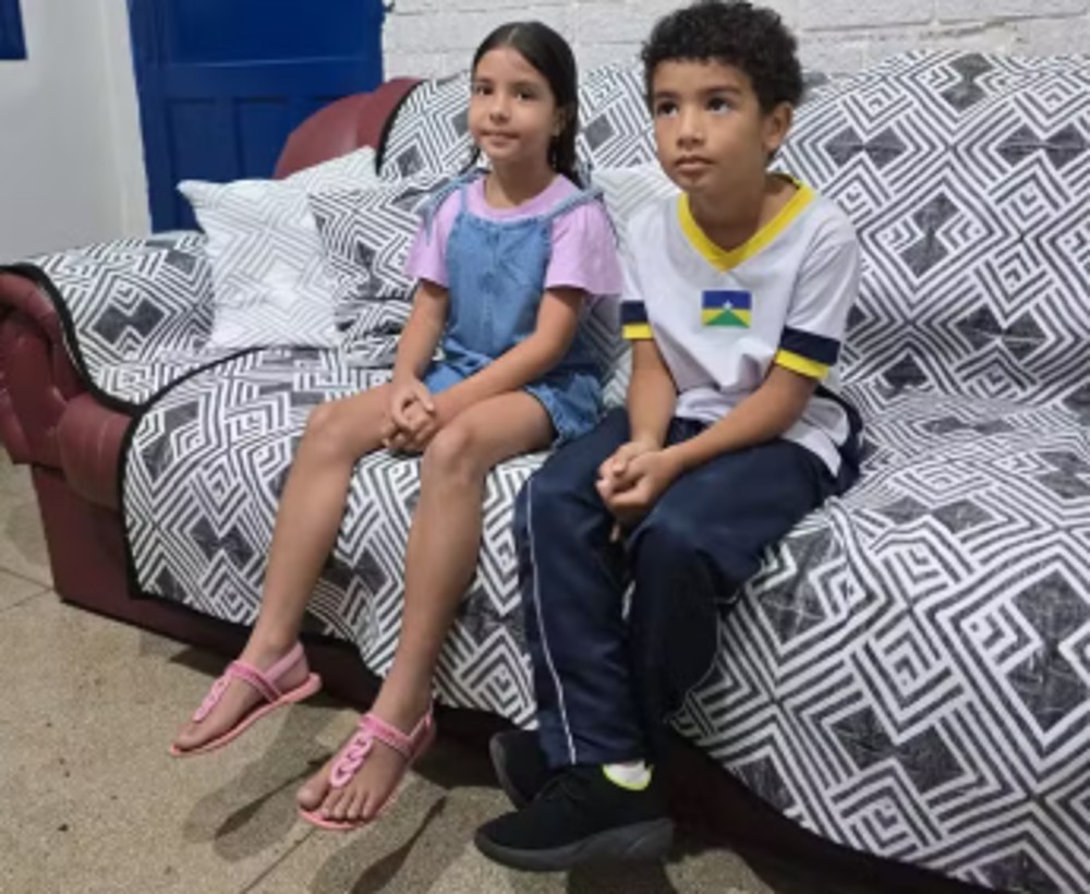 Menino de 7 anos aprende Libras para se comunicar com amiga surda em RO