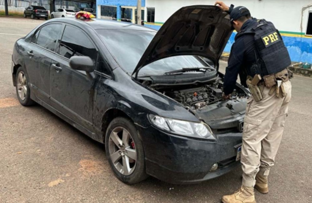 PRF com auxílio de cães da PM encontra 3 quilos de cocaína em carro