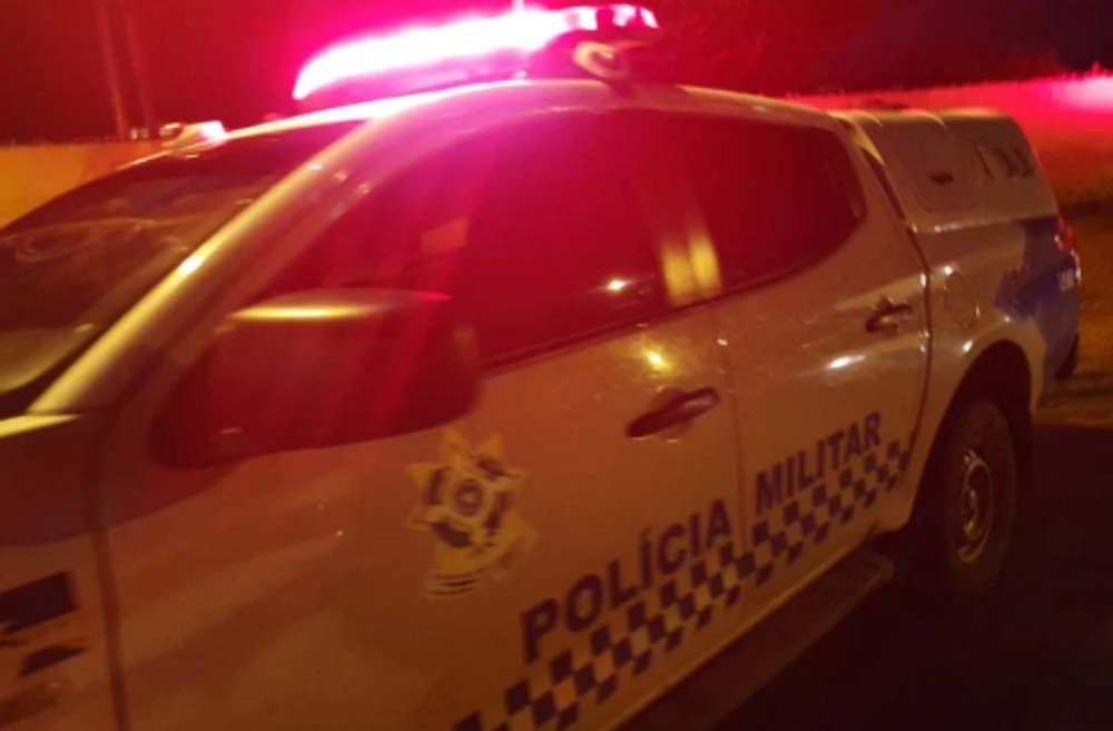 Mulher é baleada enquanto segurava bebê no colo em residência